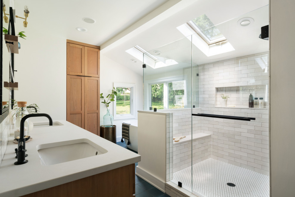 Идея дизайна: ванная комната в стиле неоклассика (современная классика) с белыми стенами, врезной раковиной, синим полом, белой столешницей и тумбой под две раковины