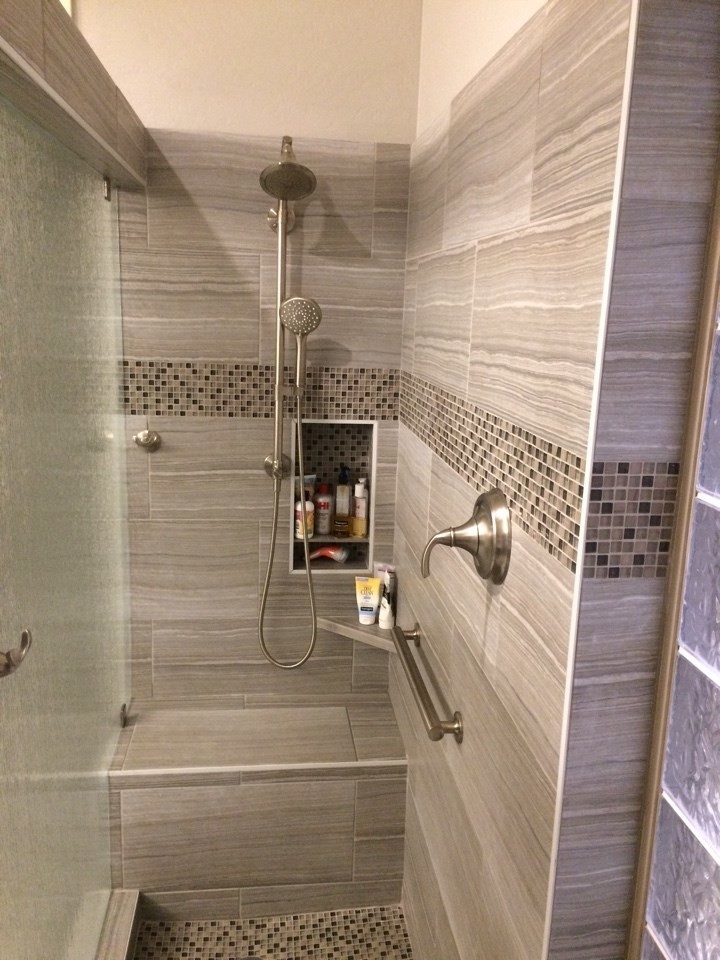 Inredning av ett klassiskt stort en-suite badrum, med luckor med infälld panel, skåp i mellenmörkt trä, en öppen dusch, beige kakel, porslinskakel, beige väggar, klinkergolv i porslin, ett undermonterad handfat, bänkskiva i kvartsit, brunt golv och med dusch som är öppen