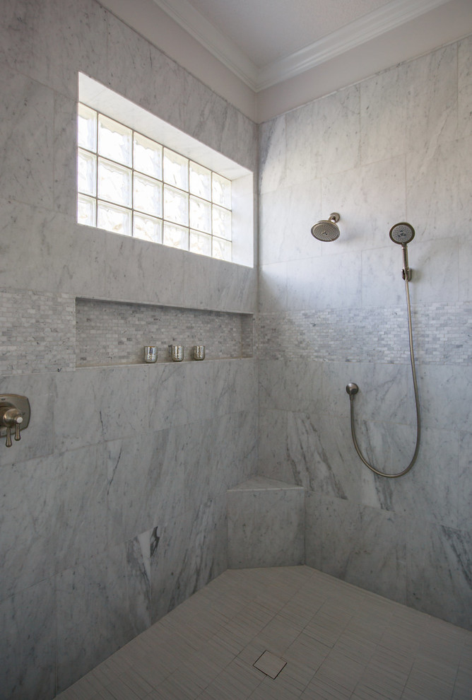Стильный дизайн: большая главная ванная комната в современном стиле с фасадами с выступающей филенкой, синими фасадами, накладной ванной, угловым душем, полом из керамогранита, врезной раковиной, мраморной столешницей, серым полом и душем с распашными дверями - последний тренд