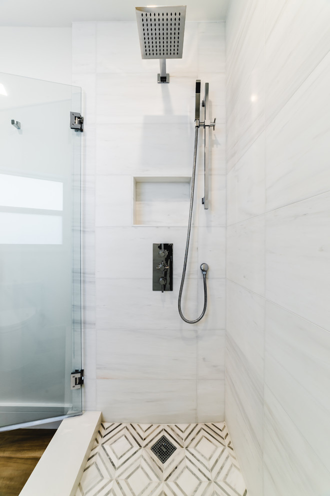 Пример оригинального дизайна: главная ванная комната среднего размера в стиле модернизм с плоскими фасадами, белыми фасадами, душем в нише, унитазом-моноблоком, серой плиткой, керамогранитной плиткой, белыми стенами, полом из керамогранита, врезной раковиной, столешницей из искусственного кварца, коричневым полом, душем с распашными дверями, белой столешницей, нишей, тумбой под две раковины и напольной тумбой