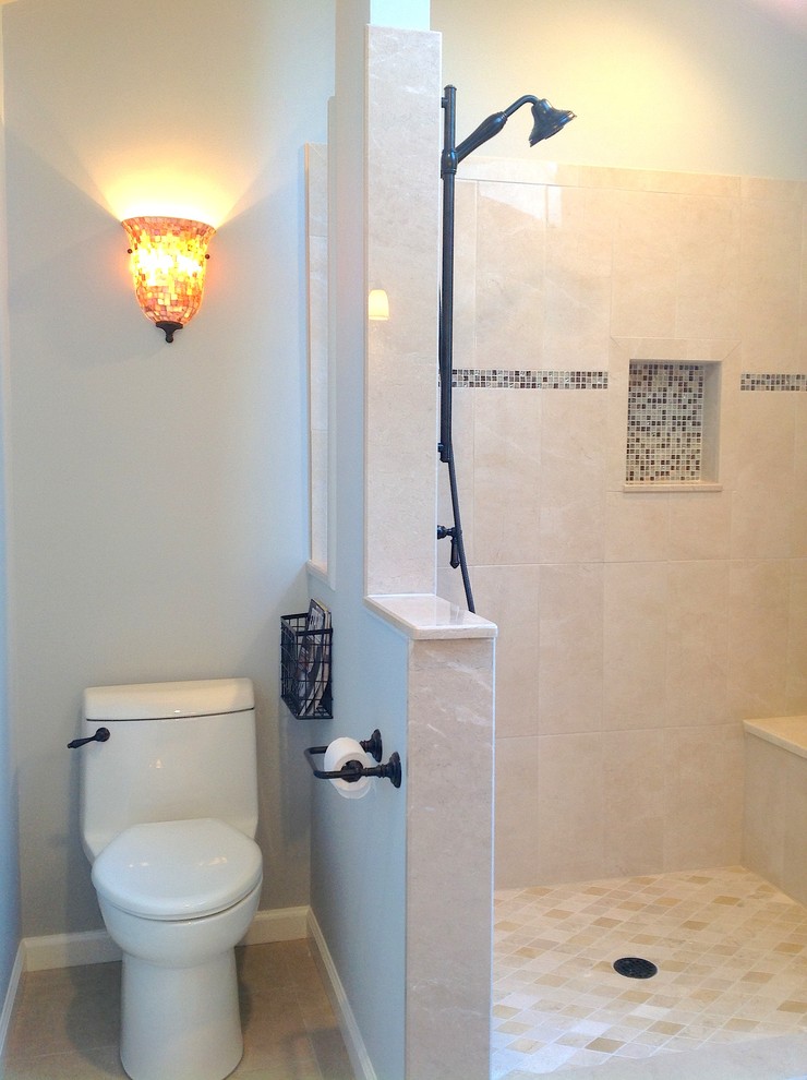 Идея дизайна: главная ванная комната среднего размера в стиле неоклассика (современная классика) с фасадами с выступающей филенкой, темными деревянными фасадами, столешницей из гранита, бежевой плиткой, керамогранитной плиткой, синими стенами, полом из керамогранита, душем без бортиков и унитазом-моноблоком