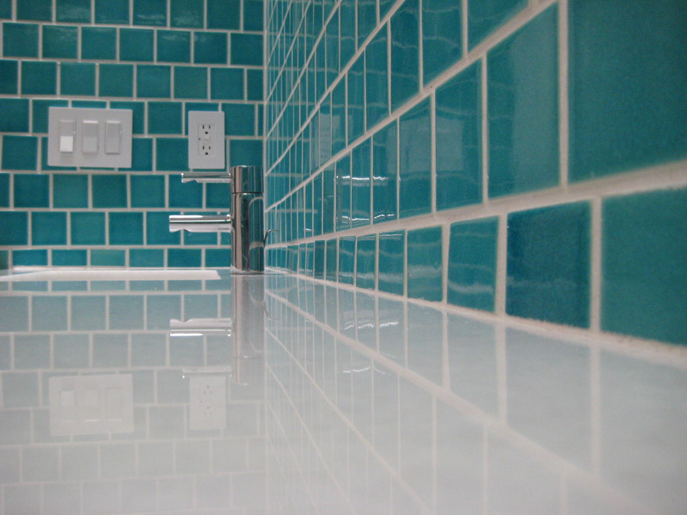 Источник вдохновения для домашнего уюта: ванная комната среднего размера в стиле фьюжн с плоскими фасадами, темными деревянными фасадами, открытым душем, раздельным унитазом, синей плиткой, керамической плиткой, синими стенами, паркетным полом среднего тона, душевой кабиной, врезной раковиной и столешницей из искусственного камня
