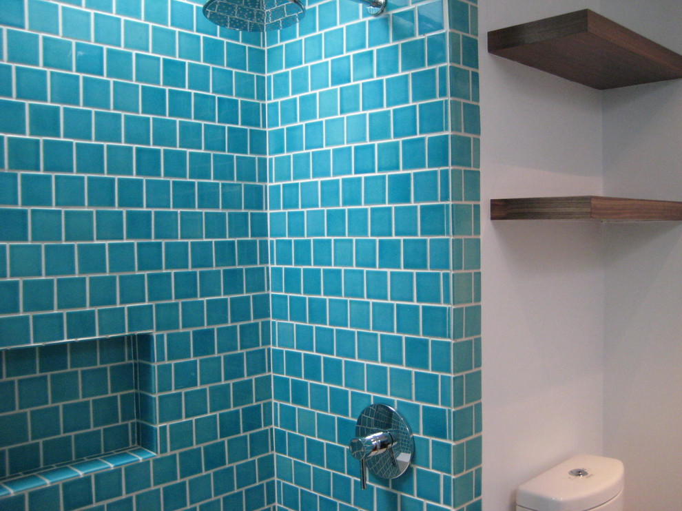 Cette photo montre une salle d'eau éclectique en bois foncé de taille moyenne avec un placard à porte plane, une douche ouverte, WC séparés, un carrelage bleu, des carreaux de céramique, un mur bleu, un sol en bois brun, un lavabo encastré et un plan de toilette en surface solide.
