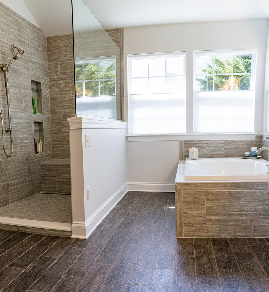 Idéer för stora vintage en-suite badrum, med vita skåp, ett platsbyggt badkar, en öppen dusch, en toalettstol med hel cisternkåpa, grå kakel, keramikplattor, ett undermonterad handfat, granitbänkskiva, luckor med upphöjd panel, vita väggar och klinkergolv i porslin
