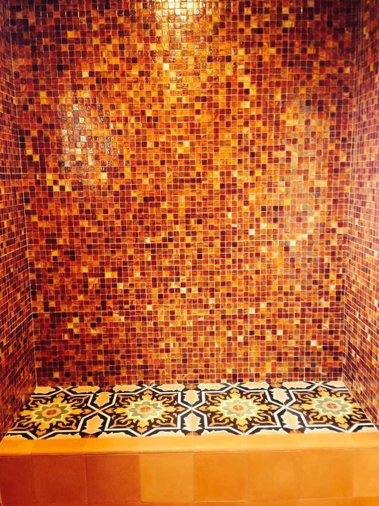 Idée de décoration pour une grande salle de bain principale bohème avec des carreaux de béton, sol en béton ciré et un carrelage multicolore.