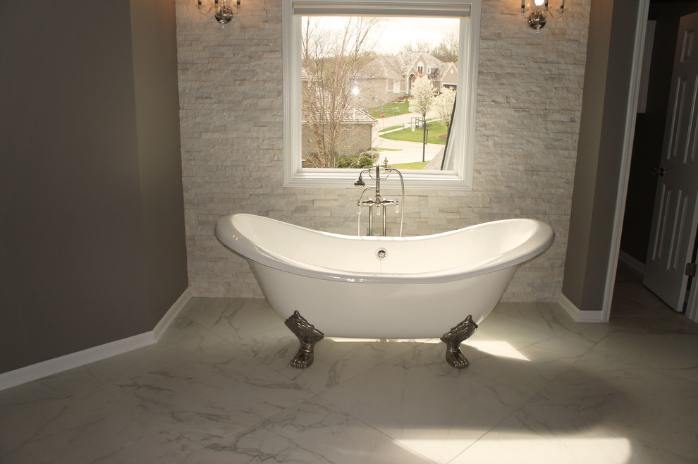 Diseño de cuarto de baño principal contemporáneo grande con bañera con patas, paredes grises y suelo de mármol