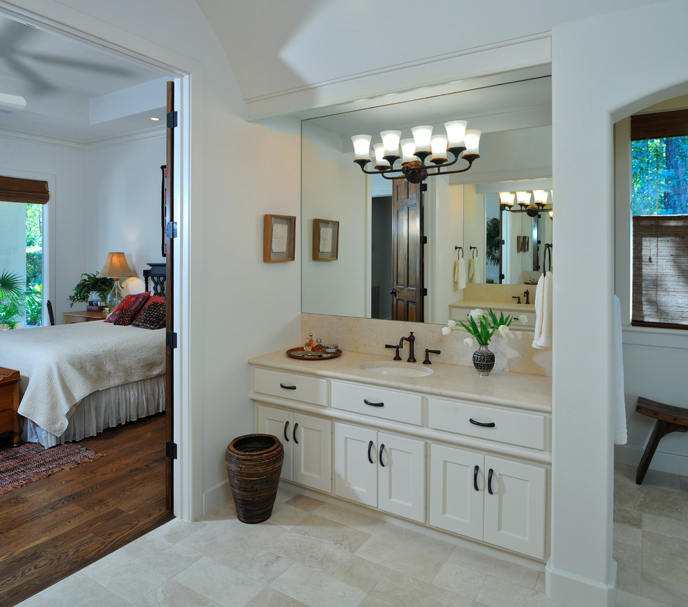 ヒューストンにある地中海スタイルのおしゃれな浴室 (ベージュのキャビネット、ベージュのタイル、ライムストーンタイル) の写真
