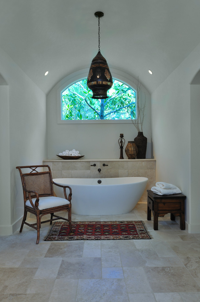 На фото: ванная комната в средиземноморском стиле с отдельно стоящей ванной