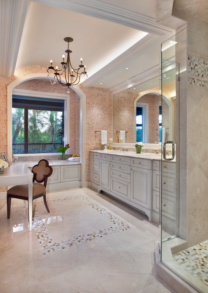 Mittelgroßes Klassisches Badezimmer En Suite mit profilierten Schrankfronten, weißen Schränken, Quarzit-Waschtisch, beigen Fliesen und Badewanne in Nische in Miami