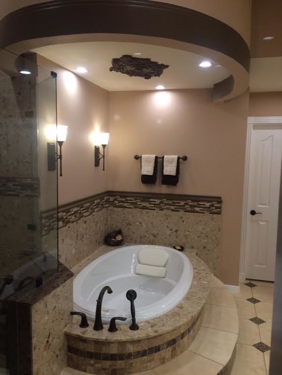 Immagine di una stanza da bagno padronale classica con vasca da incasso, piastrelle beige, piastrelle in ceramica, pareti marroni e pavimento con piastrelle in ceramica