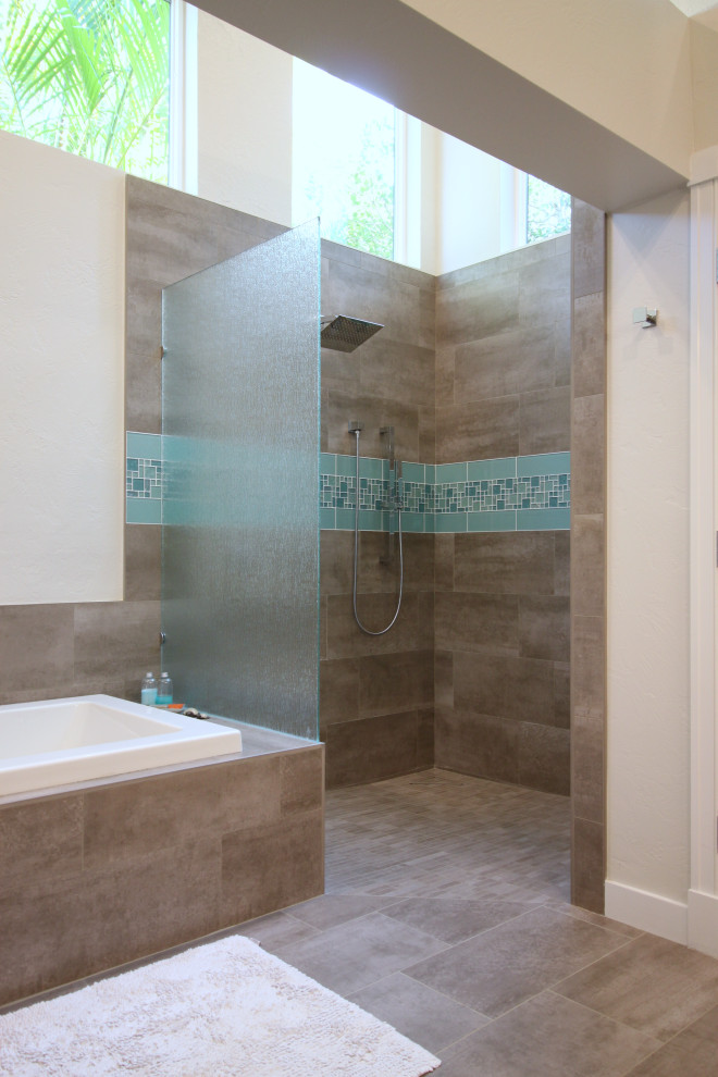 Exemple d'une salle de bain principale tendance avec une douche d'angle, un carrelage marron, un sol marron, aucune cabine et un banc de douche.