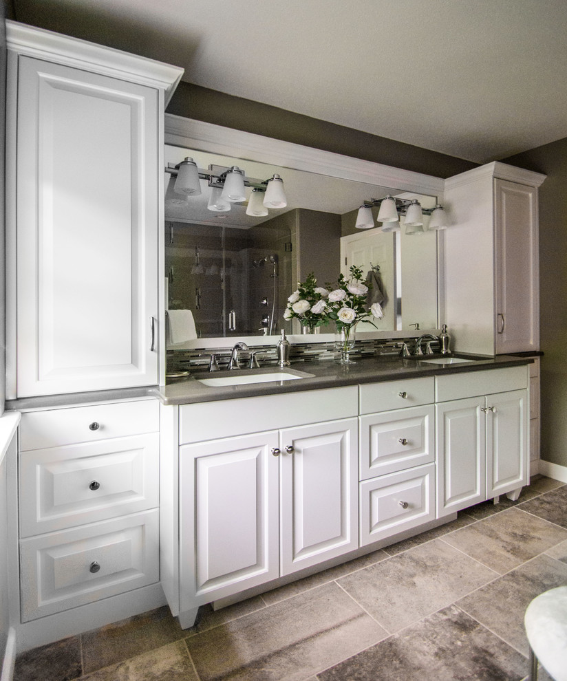 Inredning av ett modernt stort grå grått en-suite badrum, med luckor med upphöjd panel, vita skåp, svart och vit kakel, mosaik, grå väggar, bänkskiva i kvarts, skiffergolv, ett undermonterad handfat och brunt golv