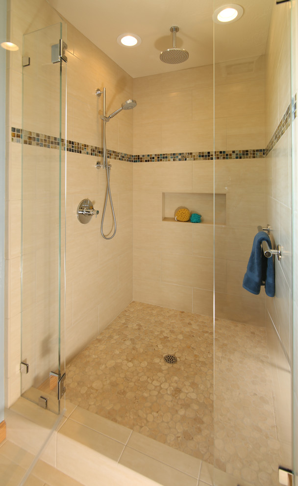 Пример оригинального дизайна: главная ванная комната среднего размера в современном стиле с плоскими фасадами, фасадами цвета дерева среднего тона, душем в нише, унитазом-моноблоком, керамогранитной плиткой, синими стенами, полом из галечной плитки, врезной раковиной, столешницей из искусственного кварца, бежевым полом, душем с распашными дверями, бежевой плиткой, бежевой столешницей, тумбой под две раковины, встроенной тумбой и нишей