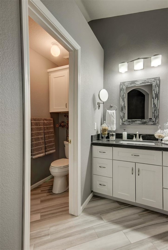 Idées déco pour une grande salle de bain principale contemporaine avec un placard à porte shaker, des portes de placard blanches, une douche d'angle, un carrelage noir, un carrelage gris, un carrelage blanc, des carreaux de porcelaine, un mur gris, un sol en carrelage de porcelaine, un lavabo encastré et un plan de toilette en granite.