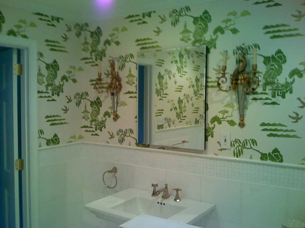 Bild på ett litet vintage en-suite badrum, med ett piedestal handfat, öppna hyllor, ett hörnbadkar, en dusch i en alkov, en toalettstol med hel cisternkåpa, vit kakel, glaskakel, gröna väggar och marmorgolv