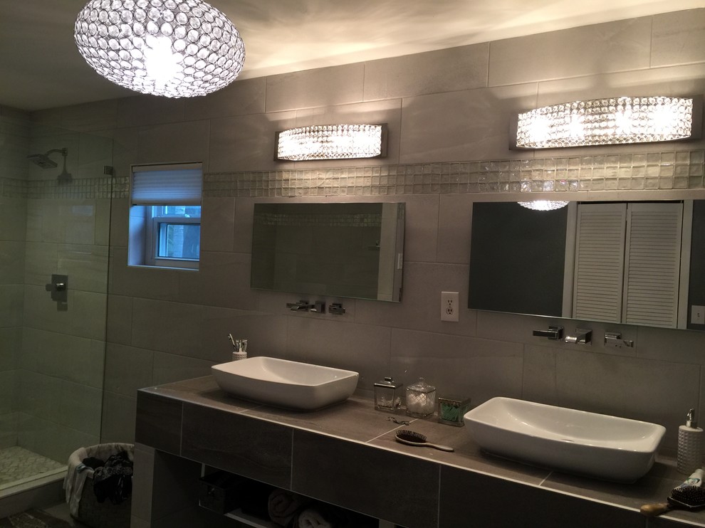 Idéer för att renovera ett mellanstort funkis en-suite badrum, med öppna hyllor, vita skåp, en dusch i en alkov, beige kakel, porslinskakel, beige väggar, klinkergolv i porslin, ett fristående handfat, kaklad bänkskiva, beiget golv och med dusch som är öppen