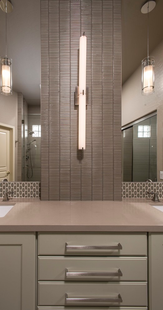 Cette photo montre une salle de bain principale tendance de taille moyenne avec un lavabo encastré, un placard à porte shaker, un plan de toilette en quartz modifié, un carrelage vert, des carreaux de porcelaine et un sol en carrelage de porcelaine.