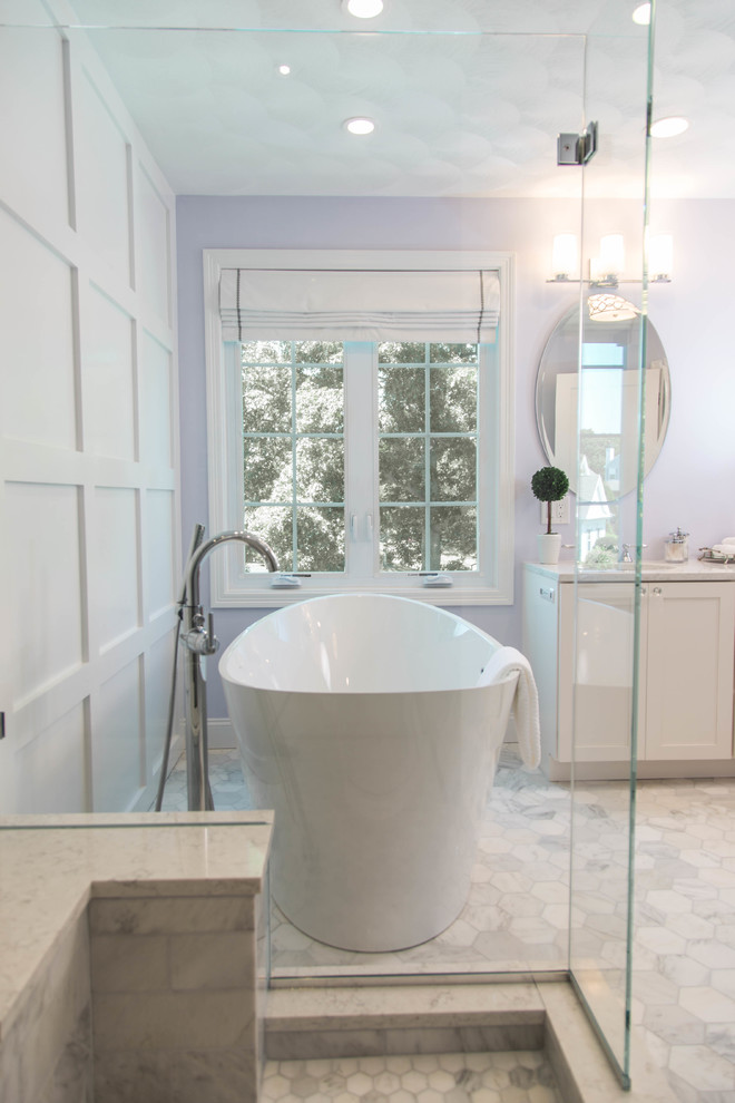 Imagen de cuarto de baño principal actual con bañera exenta, ducha esquinera, sanitario de una pieza y paredes púrpuras