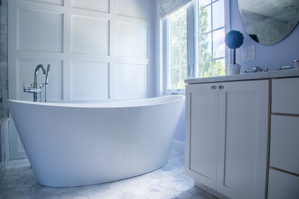Modern inredning av ett en-suite badrum, med ett fristående badkar, en hörndusch, en toalettstol med hel cisternkåpa och lila väggar