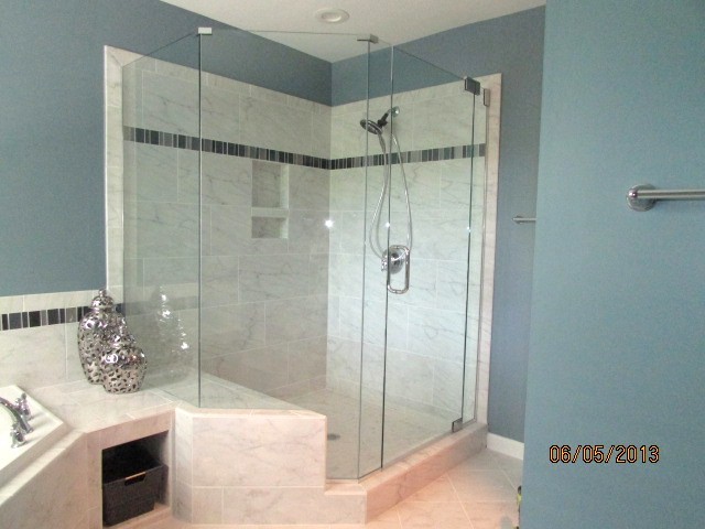 Стильный дизайн: главная ванная комната среднего размера в стиле неоклассика (современная классика) с врезной раковиной, плоскими фасадами, серыми фасадами, столешницей из гранита, угловой ванной, раздельным унитазом, серой плиткой, керамической плиткой, синими стенами, полом из керамической плитки и угловым душем - последний тренд