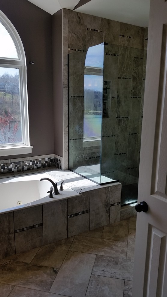 Idee per una stanza da bagno minimalista con vasca idromassaggio, doccia ad angolo, piastrelle grigie, piastrelle in gres porcellanato, pareti marroni e pavimento in gres porcellanato