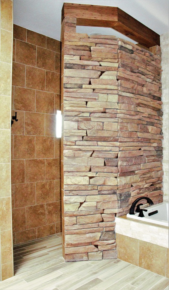 Стильный дизайн: большая главная ванная комната в стиле кантри с фасадами в стиле шейкер, коричневыми фасадами, накладной ванной, открытым душем, унитазом-моноблоком, бежевой плиткой, керамической плиткой, бежевыми стенами, полом из керамической плитки, настольной раковиной, столешницей из гранита, бежевым полом и открытым душем - последний тренд