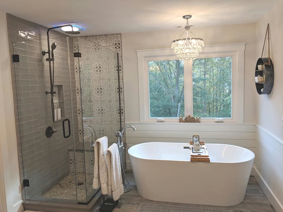 Foto på ett stort lantligt vit en-suite badrum, med släta luckor, vita skåp, ett fristående badkar, en hörndusch, grå kakel, porslinskakel, grå väggar, klinkergolv i porslin, ett undermonterad handfat, marmorbänkskiva, grått golv och dusch med gångjärnsdörr