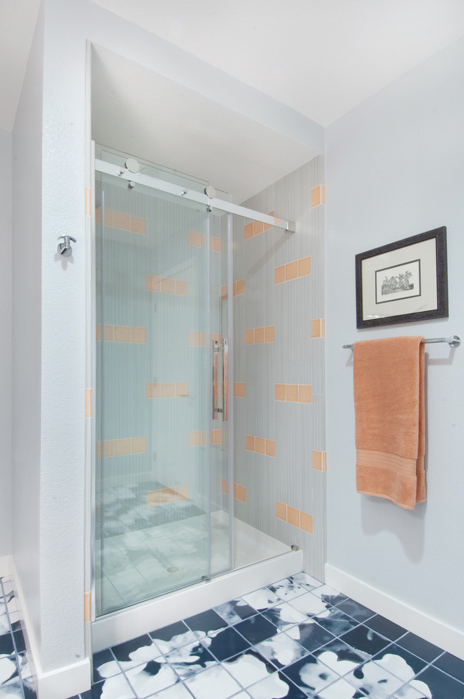 Modernes Badezimmer mit Duschnische und blauen Fliesen in San Francisco