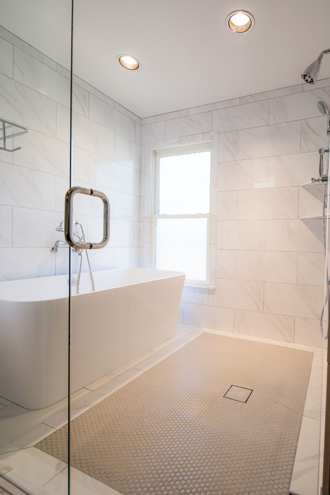 Klassisches Badezimmer mit freistehender Badewanne, Duschbadewanne, weißen Fliesen und Keramikboden in Birmingham