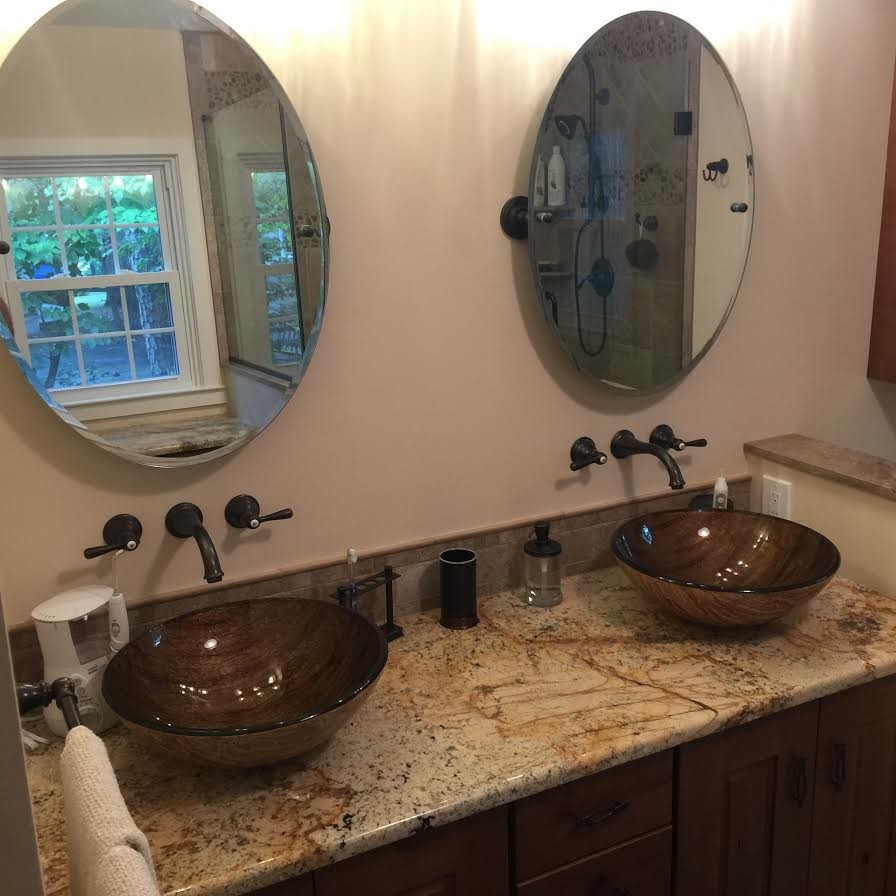 Modern inredning av ett mellanstort en-suite badrum, med luckor med upphöjd panel, beige väggar, granitbänkskiva, skåp i mellenmörkt trä och ett fristående handfat