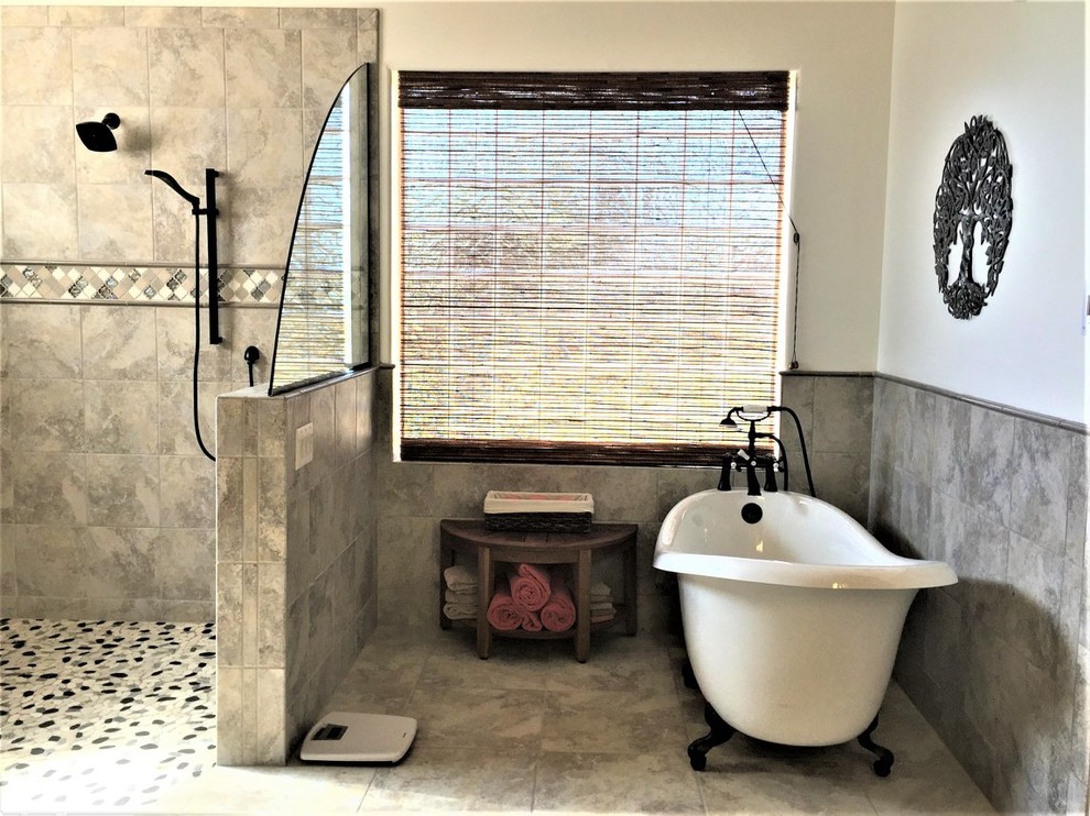 Mittelgroßes Klassisches Badezimmer En Suite mit Löwenfuß-Badewanne, offener Dusche, Keramikfliesen, beiger Wandfarbe, Keramikboden und offener Dusche in Sonstige