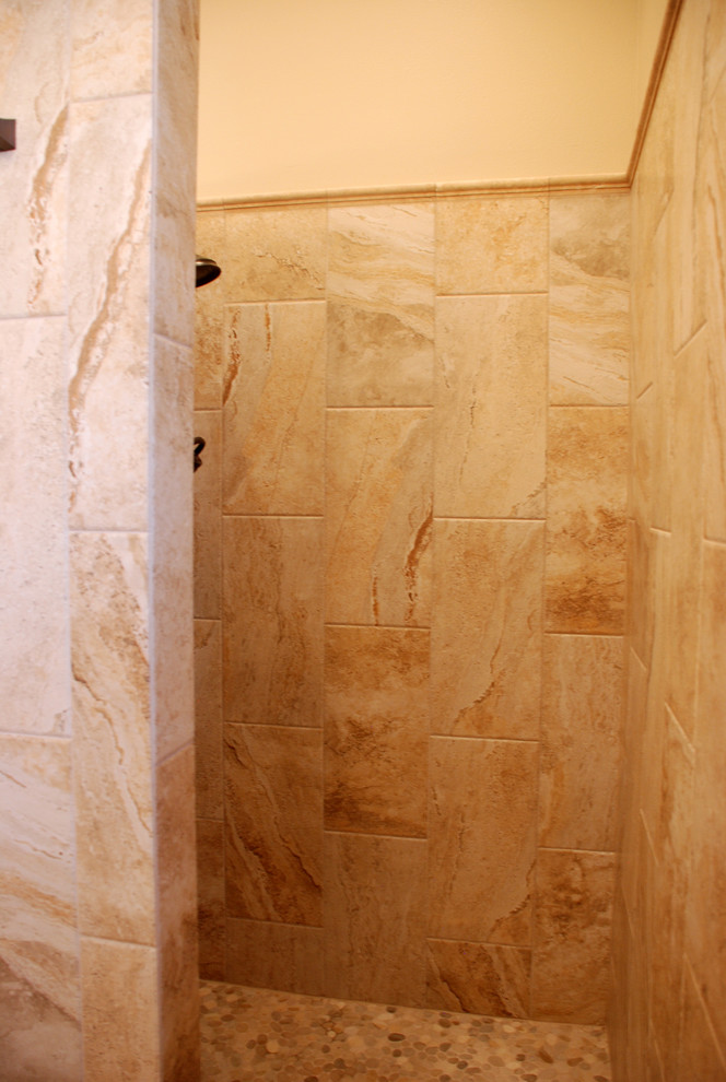 Exempel på ett stort klassiskt beige beige en-suite badrum, med släta luckor, skåp i mellenmörkt trä, en öppen dusch, en toalettstol med hel cisternkåpa, beige väggar, klinkergolv i keramik, ett undermonterad handfat, granitbänkskiva och beiget golv