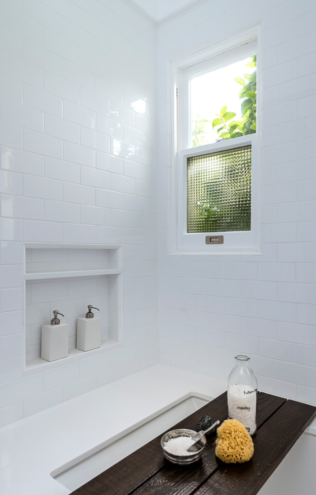 Idées déco pour une petite salle de bain principale classique avec un lavabo posé, un placard à porte plane, un plan de toilette en surface solide, une baignoire encastrée, un combiné douche/baignoire, WC séparés, un carrelage blanc, un carrelage métro, un mur blanc et un sol en marbre.