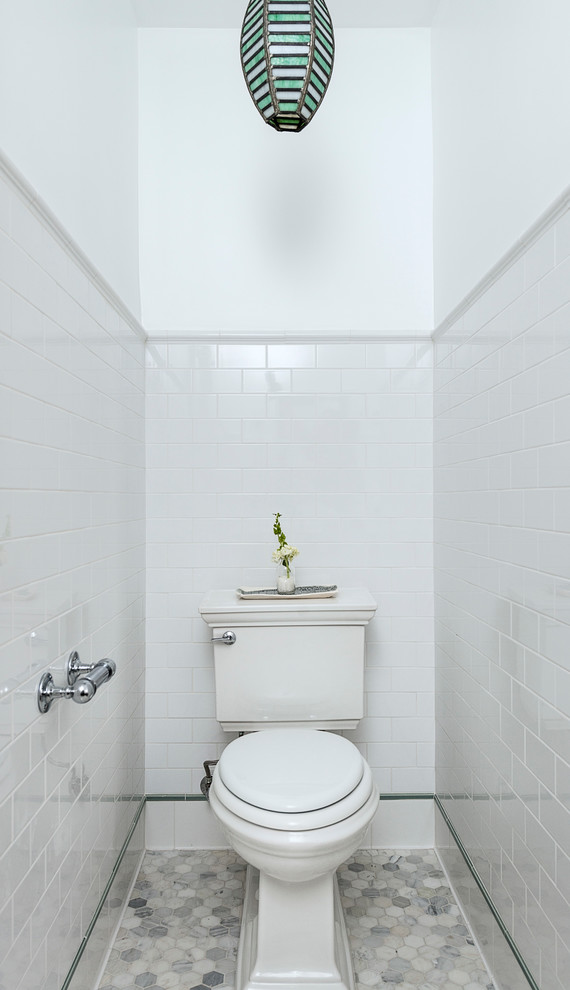 Источник вдохновения для домашнего уюта: маленькая главная ванная комната в стиле неоклассика (современная классика) с накладной раковиной, плоскими фасадами, столешницей из искусственного камня, полновстраиваемой ванной, душем над ванной, раздельным унитазом, белой плиткой, плиткой кабанчик, белыми стенами и мраморным полом для на участке и в саду