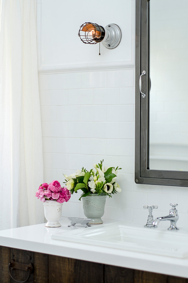 Exempel på ett litet klassiskt en-suite badrum, med ett undermonterat badkar, en dusch/badkar-kombination, en toalettstol med separat cisternkåpa, vit kakel, tunnelbanekakel, vita väggar, marmorgolv, ett nedsänkt handfat, bänkskiva i akrylsten och släta luckor
