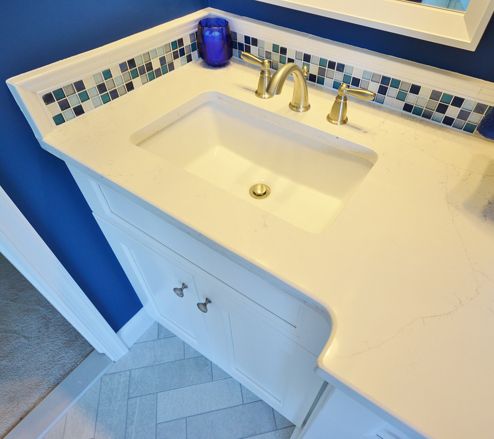 Источник вдохновения для домашнего уюта: огромная главная ванная комната в стиле неоклассика (современная классика) с фасадами с утопленной филенкой, белыми фасадами, отдельно стоящей ванной, угловым душем, унитазом-моноблоком, синей плиткой, плиткой мозаикой, синими стенами, полом из керамической плитки, врезной раковиной, столешницей из искусственного кварца, бежевым полом, душем с распашными дверями, белой столешницей, нишей, тумбой под две раковины и встроенной тумбой