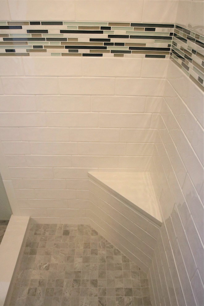 Идея дизайна: главная ванная комната среднего размера в стиле модернизм с фасадами островного типа, белыми фасадами, угловым душем, унитазом-моноблоком, белой плиткой, плиткой кабанчик, белыми стенами, полом из керамогранита, монолитной раковиной, стеклянной столешницей, бежевым полом, открытым душем и белой столешницей