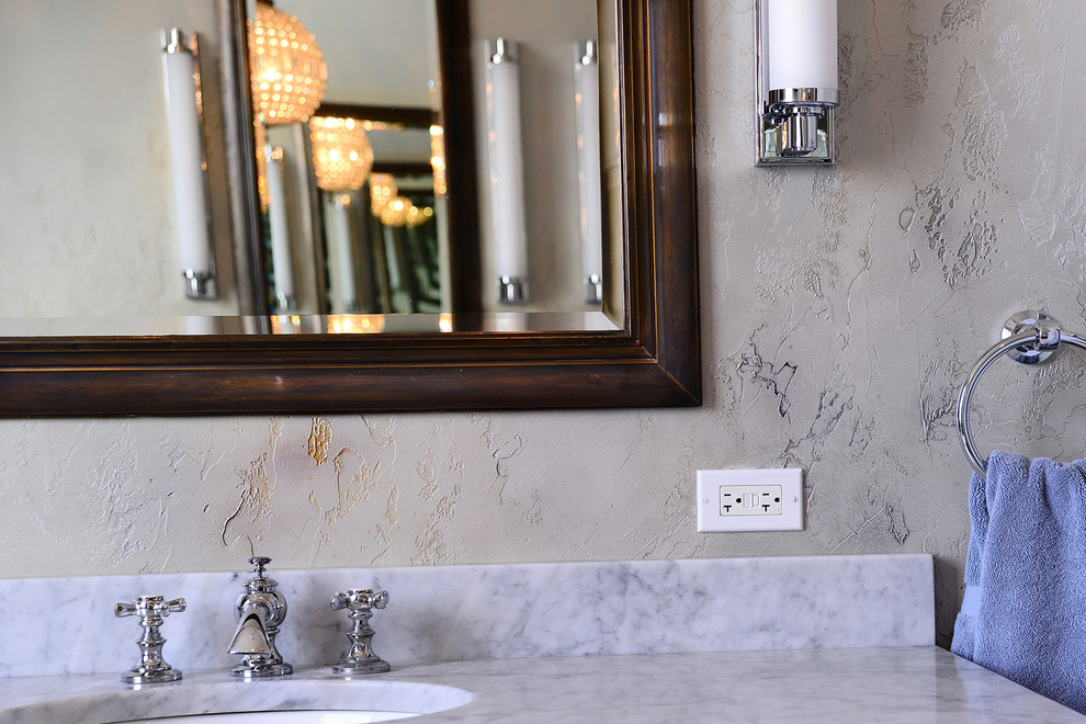 Imagen de cuarto de baño tradicional renovado con encimera de mármol, baldosas y/o azulejos grises, baldosas y/o azulejos de piedra y paredes multicolor
