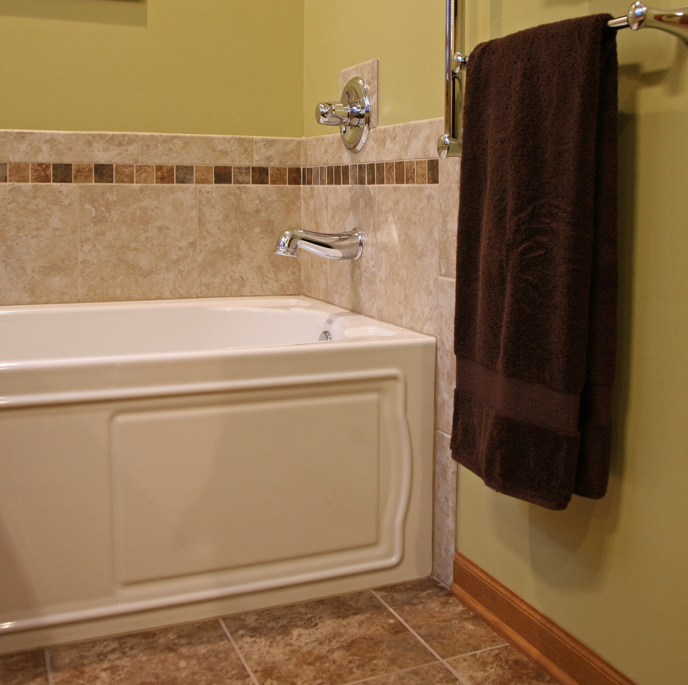 Идея дизайна: главная ванная комната среднего размера в классическом стиле с фасадами с утопленной филенкой, темными деревянными фасадами, ванной в нише, открытым душем, унитазом-моноблоком, коричневой плиткой, керамической плиткой, коричневыми стенами, полом из керамической плитки, врезной раковиной, столешницей из гранита, разноцветным полом, открытым душем и бежевой столешницей