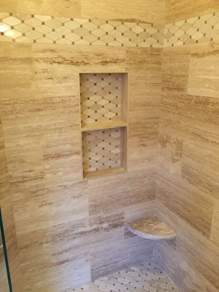 Idéer för att renovera ett stort funkis en-suite badrum, med ett undermonterad handfat, skåp i shakerstil, skåp i mörkt trä, marmorbänkskiva, ett platsbyggt badkar, en dusch i en alkov, en toalettstol med separat cisternkåpa, beige kakel, stenkakel, beige väggar och travertin golv