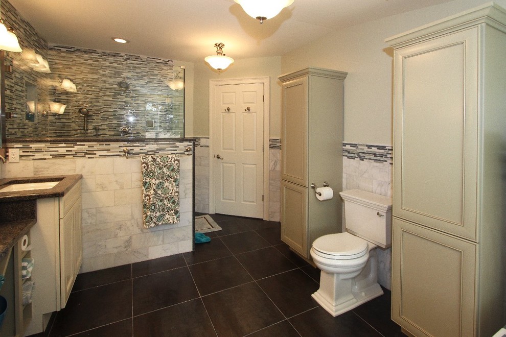 Inspiration för ett stort vintage en-suite badrum, med ett undermonterad handfat, luckor med upphöjd panel, vita skåp, granitbänkskiva, ett platsbyggt badkar, en toalettstol med hel cisternkåpa, vit kakel, gröna väggar och klinkergolv i porslin
