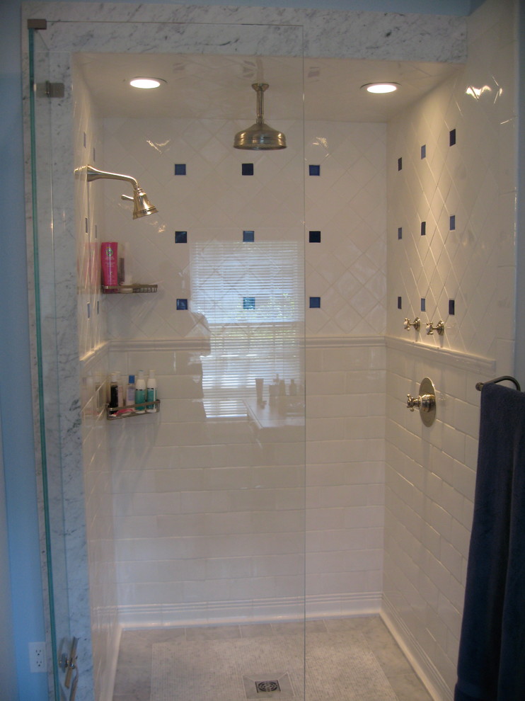 Идея дизайна: ванная комната среднего размера в классическом стиле с душем в нише, белой плиткой, керамической плиткой, душевой кабиной и открытым душем