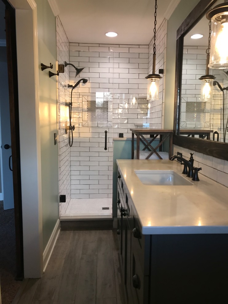 Exempel på ett rustikt en-suite badrum, med skåp i shakerstil, grå skåp, en toalettstol med separat cisternkåpa, vit kakel, gröna väggar, klinkergolv i porslin, ett undermonterad handfat och bänkskiva i kvarts