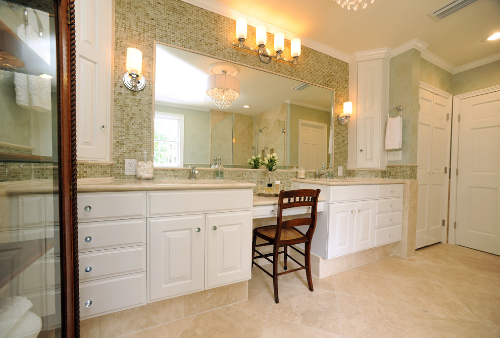 Bild på ett eklektiskt badrum, med marmorbänkskiva och mosaik