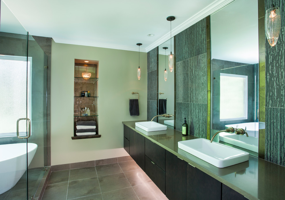 Источник вдохновения для домашнего уюта: главная ванная комната в стиле модернизм с отдельно стоящей ванной, плоскими фасадами, темными деревянными фасадами и столешницей из кварцита