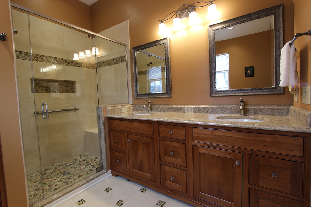 Réalisation d'une salle de bain tradition en bois brun de taille moyenne avec un lavabo encastré, un placard avec porte à panneau surélevé, un plan de toilette en quartz modifié, une douche d'angle, un carrelage marron, mosaïque, un mur beige et un sol en carrelage de porcelaine.