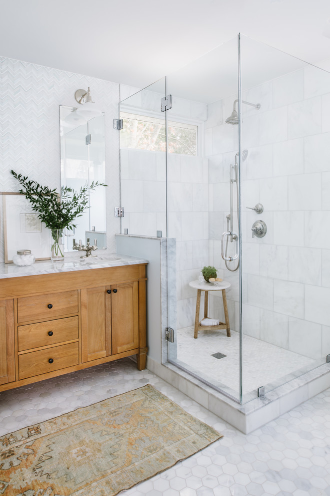 Idéer för mellanstora vintage vitt en-suite badrum, med skåp i ljust trä, en hörndusch, vit kakel, marmorgolv, ett undermonterad handfat, marmorbänkskiva, grått golv, mosaik, dusch med gångjärnsdörr och skåp i shakerstil