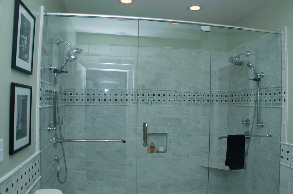 Klassisk inredning av ett stort en-suite badrum, med ett undermonterad handfat, möbel-liknande, vita skåp, ett badkar i en alkov, en dubbeldusch, mosaik, gröna väggar, klinkergolv i keramik och granitbänkskiva