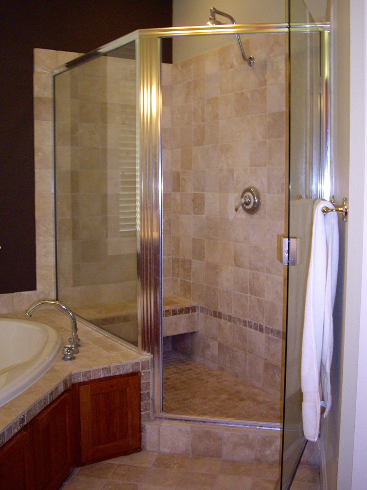 Klassisches Badezimmer En Suite mit Eckbadewanne, Eckdusche und brauner Wandfarbe in Portland