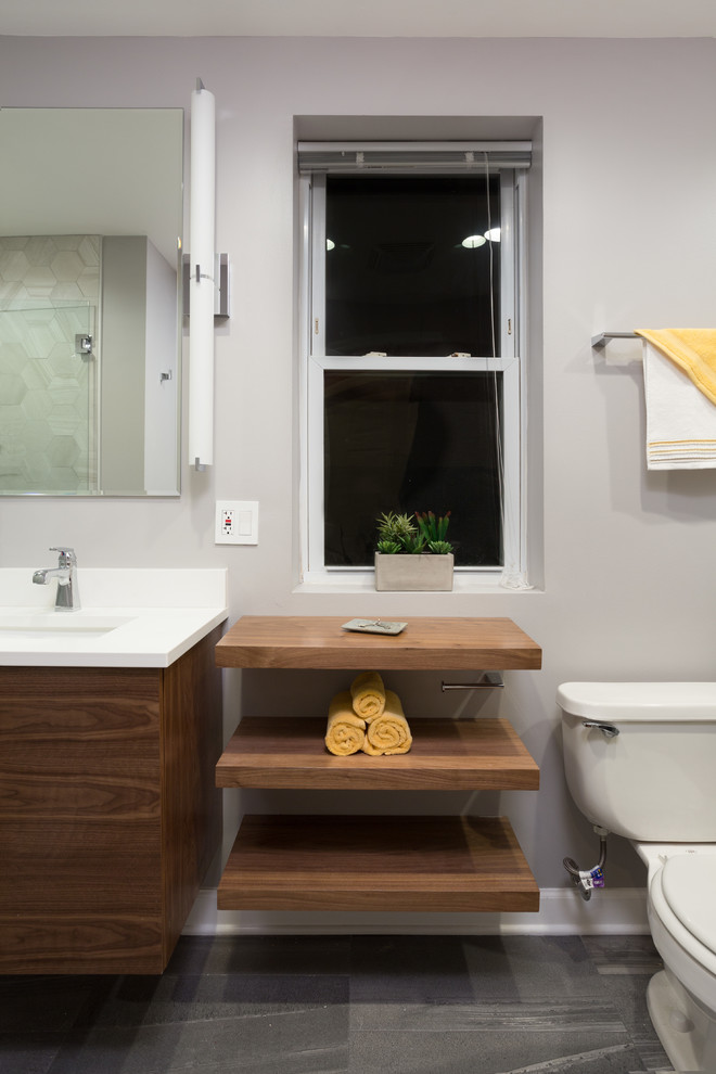 Bild på ett mellanstort funkis en-suite badrum, med släta luckor, skåp i mellenmörkt trä, en dusch i en alkov, en toalettstol med hel cisternkåpa, flerfärgad kakel, mosaik, grå väggar, marmorgolv, ett undermonterad handfat och bänkskiva i kalksten